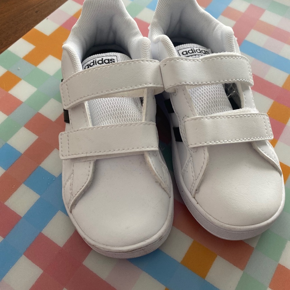 Little Kids Adidas Grand Court sneakers - like new! Size 9